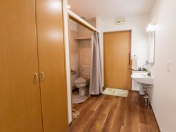 清潔な洗面所とトイレ