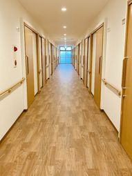 明るい木目調の廊下