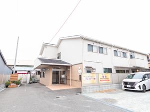 明るいエントランス外観