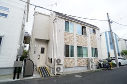 白とベージュの外壁の建物