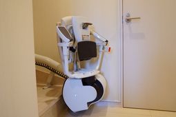 階段昇降機設置された廊下