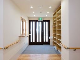 明るい廊下と手すり