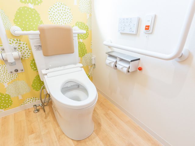 バリアフリートイレ設備 トイレ 機能性を重視したトイレ空間です。サポートバーが整っており、すべての方が安心してご利用いただけます。