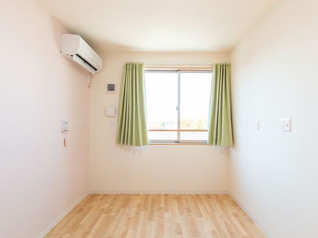 清潔感ある空間居室 居室 明るく広々とした居室です。エアコン完備で、快適な生活をサポートします。