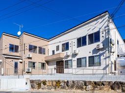 明るい外観の建物