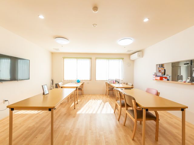 共有スペースの居心地の良い部屋 共有スペース 広々とした明るい空間が特徴の食堂です。ここで、コミュニケーションを深めながら楽しい食事のひとときを過ごせます。
