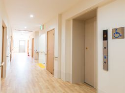 明るい廊下とエレベーター