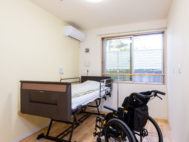 快適な個室と車椅子 居室 清潔で広々とした居室は、必要な設備が整っており、窓から自然光が差し込んでいます。ゆったり過ごせる環境をご覧ください。