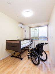 居室のベッドと車いす