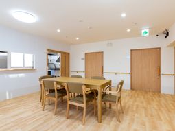 明るい食堂の様子