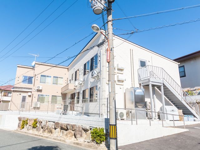清潔感のある建物外観 外観 日差しがさんさんと降り注ぐ清潔で落ち着いた雰囲気の施設です。訪れる方々を暖かく迎え入れる明るい外観が印象的です。