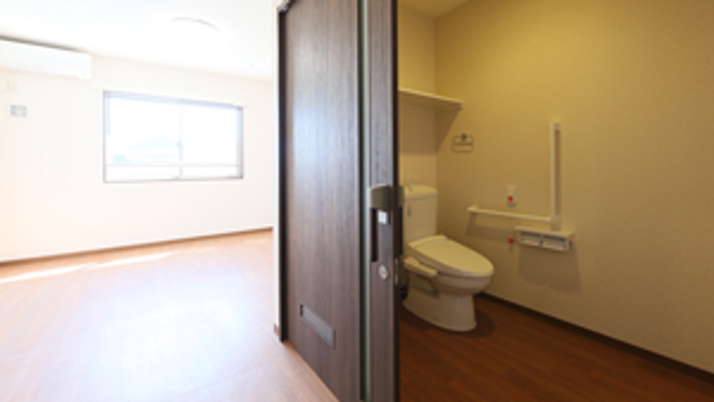 明るいトイレと居室