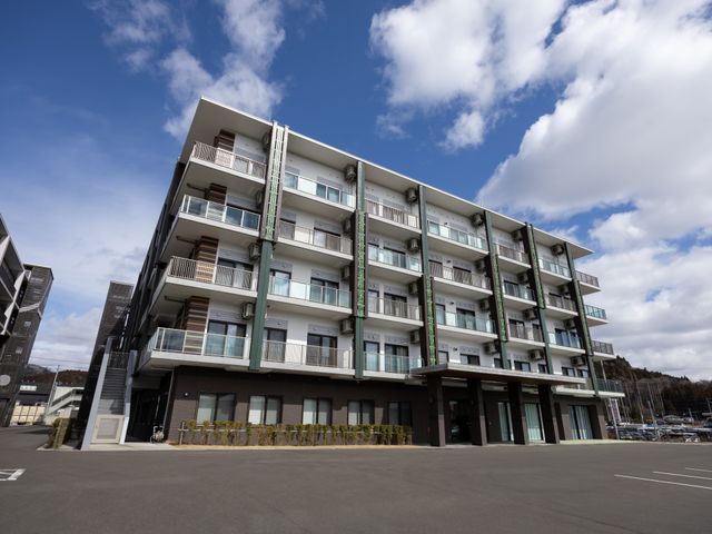 四階建ての建物外観 外観 開かれた空間のある四階建ての建物は、明るい雰囲気で働きやすい印象を与えます。