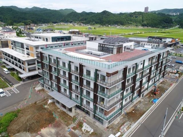 建物外観 外観   複数階の建物が並ぶ、整った外観です。周囲には広い空き地があり、工事中の様子もうかがえます。