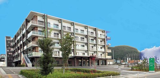 開放的な庭が広がる建物外観  