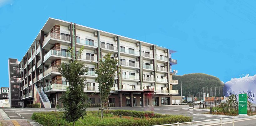 開放的な庭が広がる建物外観  