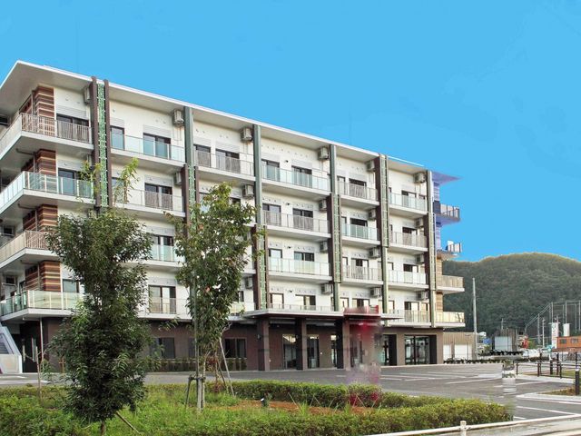 開放的な庭が広がる建物外観 外観   緑に囲まれた広々とした施設で、自然を感じながらリラックスして働けます。