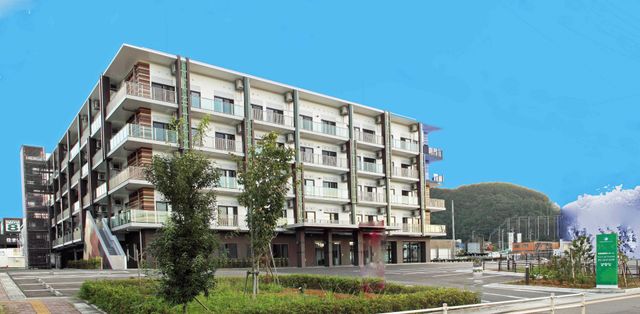 開放的な庭が広がる建物外観  