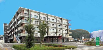 開放的な庭が広がる建物外観