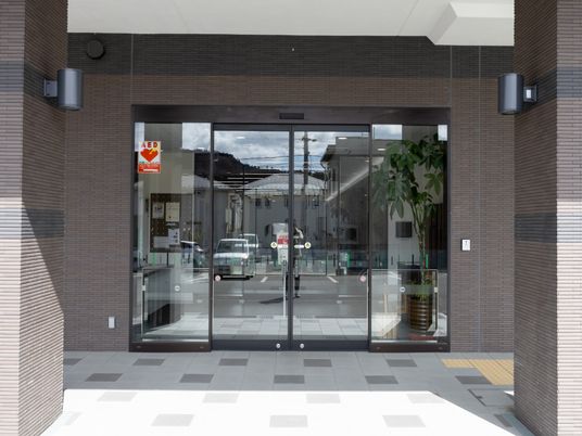 静かな出入口