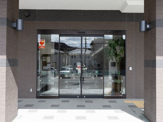静かな出入口 エントランス 広々としたエントランスは、自然光が入り、落ち着いた雰囲気です。出入りがスムーズです。
