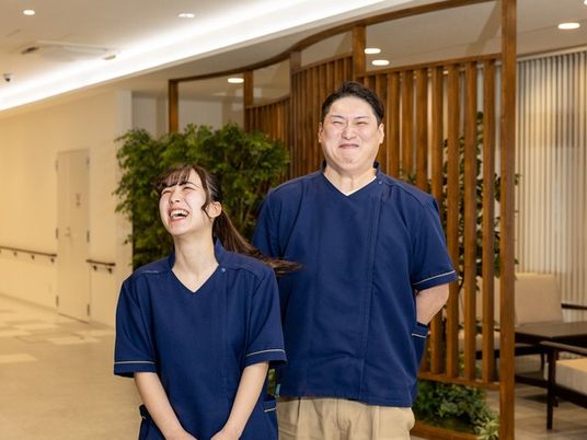 笑顔のスタッフが並ぶロビー  