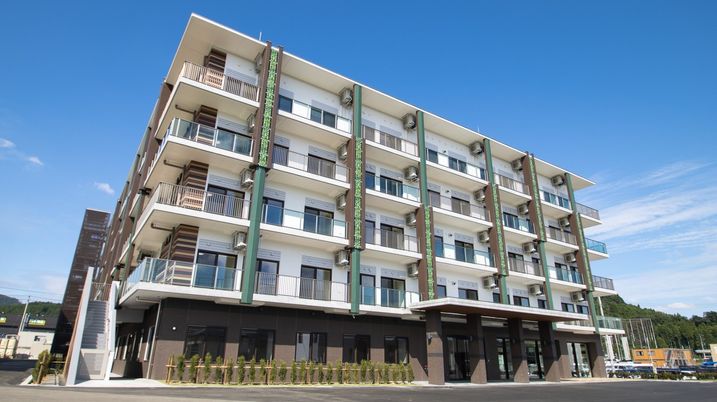 四階建て建物の外観