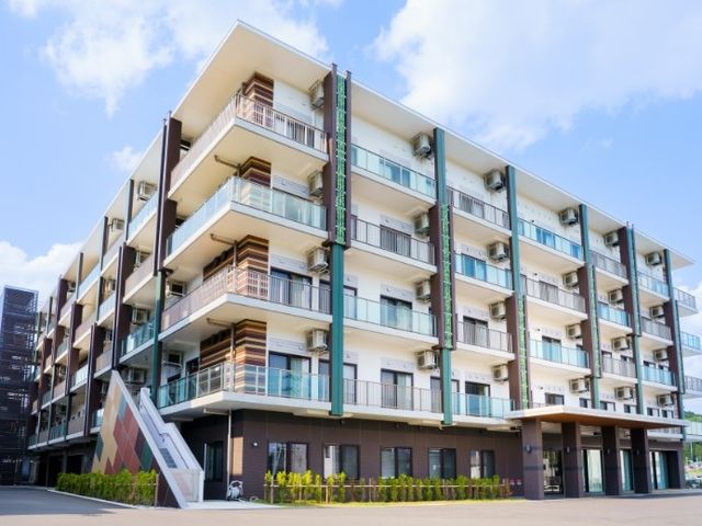 外観 外観   青空の下に建つ、バルコニー付きの明るい建物です。就業先としても、落ち着いた雰囲気を感じやすい外観です。