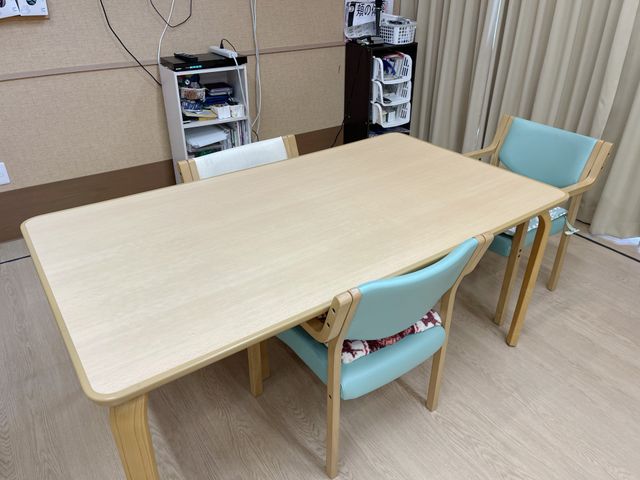 ゆったりとした対話スペース 共有スペース ゆとりある空間の円滑な対話の場。明るく落ち着いた雰囲気で、対談や読書に最適です。