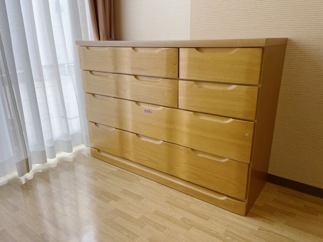 洋室の整頓されたたんす 居室 床の明るい色合いと合わせ、温かみのある木製たんすが配置されています。こちらの居室で、落ち着いた生活を送ることができます。