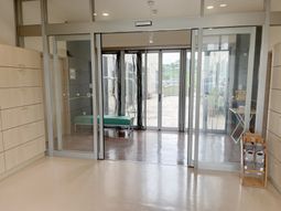 明るい中庭へと続く廊下
