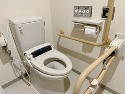 バリアフリー設計のトイレ
