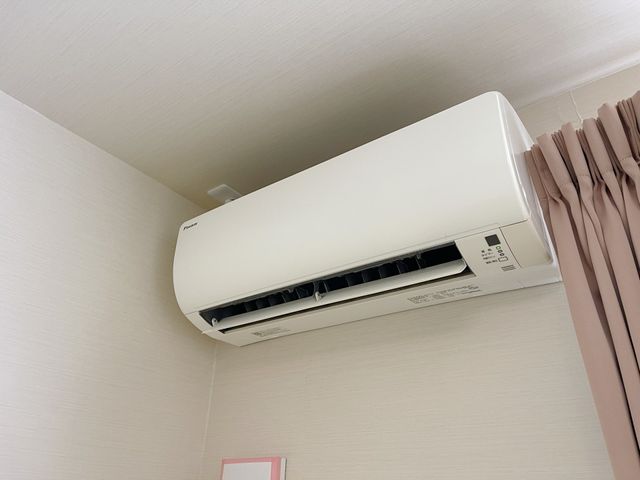 部屋の快適な環境 エアコン 清潔感のある空間で温度調整ができる設備が整っており、快適な生活をサポートします。
