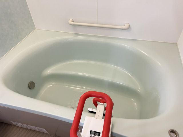 快適なバリアフリー浴室 浴室 手すり付きの広々とした浴槽です。安全に配慮された設計で、ゆったりとした入浴時間をお過ごしいただけます。