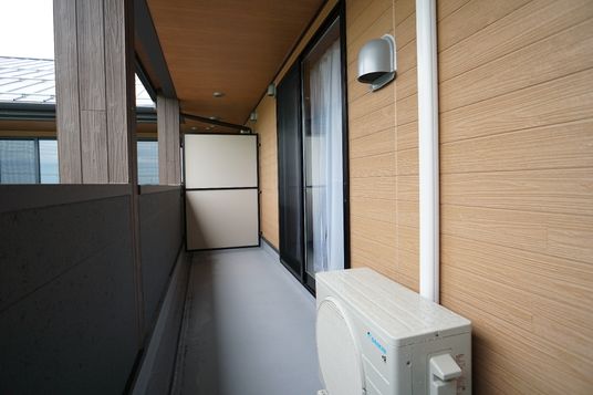 明るく清潔なバルコニー