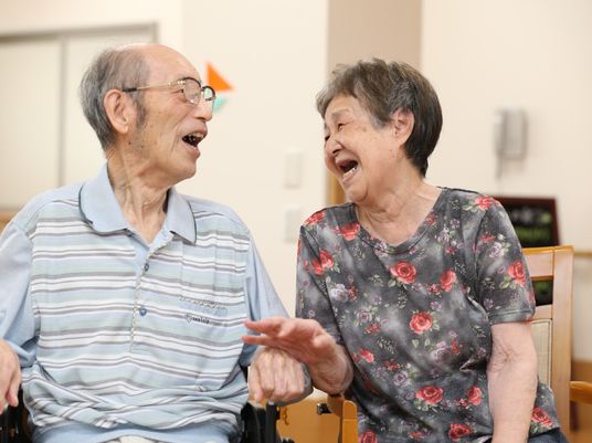 笑顔で会話する高齢者