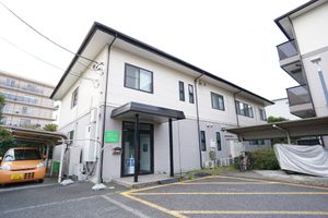 清潔感のある建物エントランス