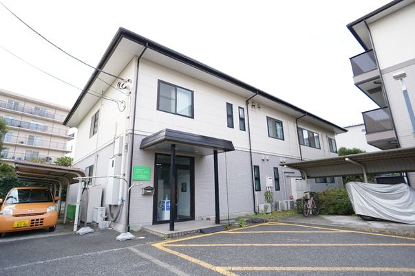 清潔感のある建物エントランス