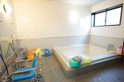 広々とした浴室設備