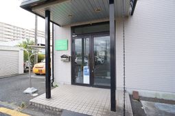 玄関の外観と看板