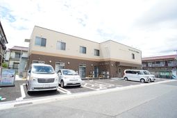 明るい外観の建物