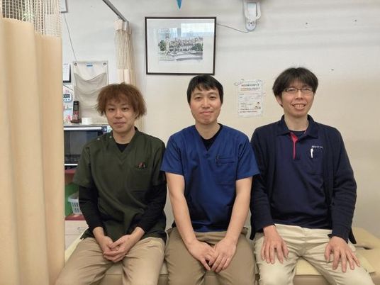 職員が並ぶ休憩室  