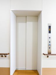 壁埋め込み型の棚とハンドル