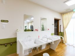 清潔な洗面台とミラー