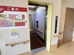 エレベーター前の廊下