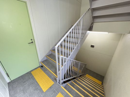 安全な手すり付き階段