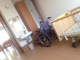居室のベッドと車椅子