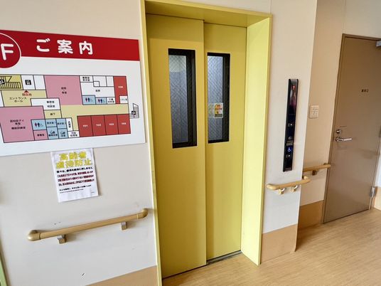 黄色いエレベーター