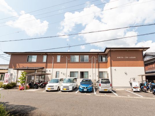 暖かみのある外観の建物