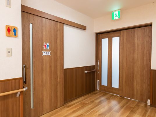 清潔な廊下とトイレの扉